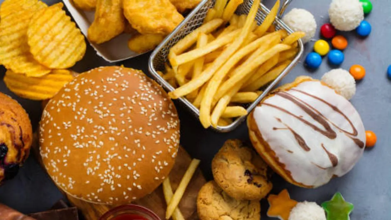 Just 5 mins of exposure to junk food ads may coax kids to consume more calories