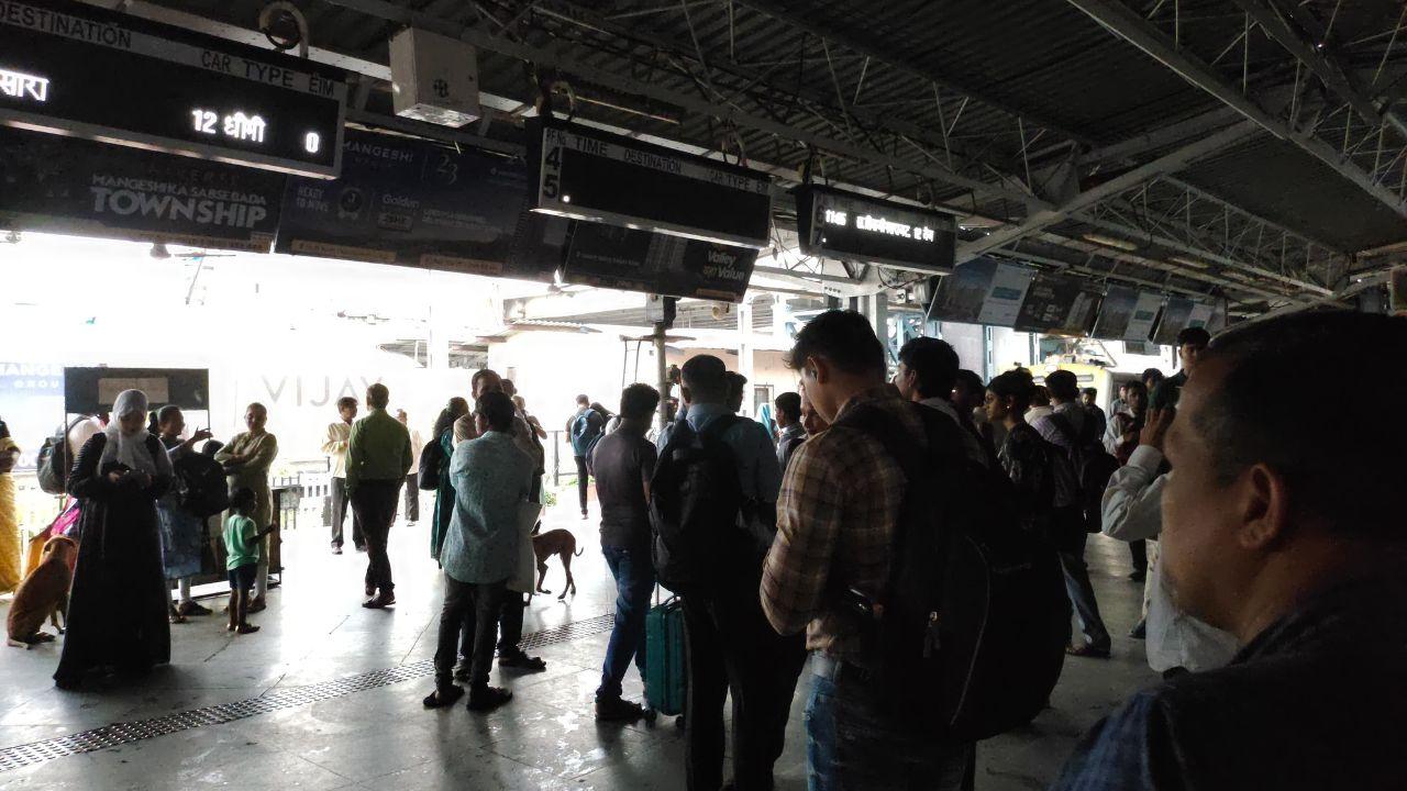 Many were seen huddling together under the limited shelter provided by the station’s old roof, trying to stay dry as the rainwater seeped through