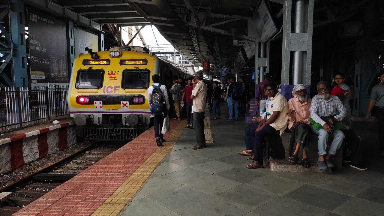 Hundreds of commuters found themselves stranded as services on several lines were either suspended or severely delayed. Pic/ DWEEP BANE