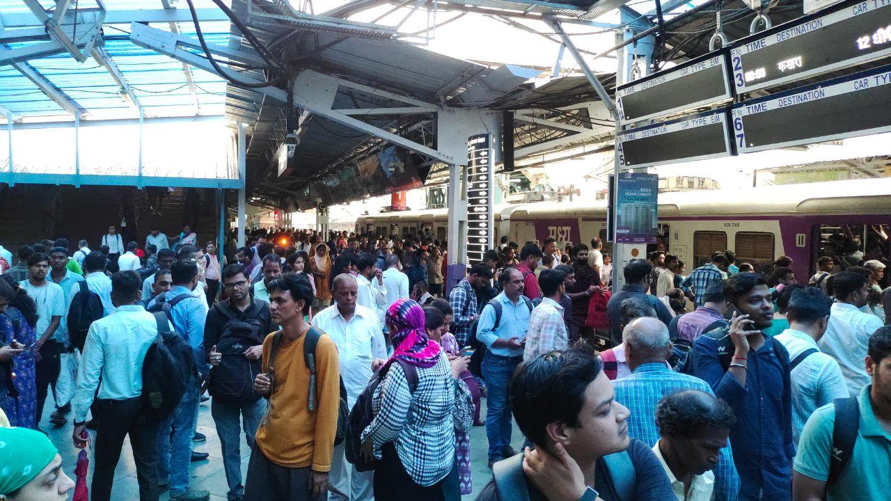 Inside the station, the overcrowding posed serious safety concerns. Platforms were packed beyond capacity, with commuters standing shoulder to shoulder, clutching their bags and belongings, hoping to catch a train that might eventually arrive