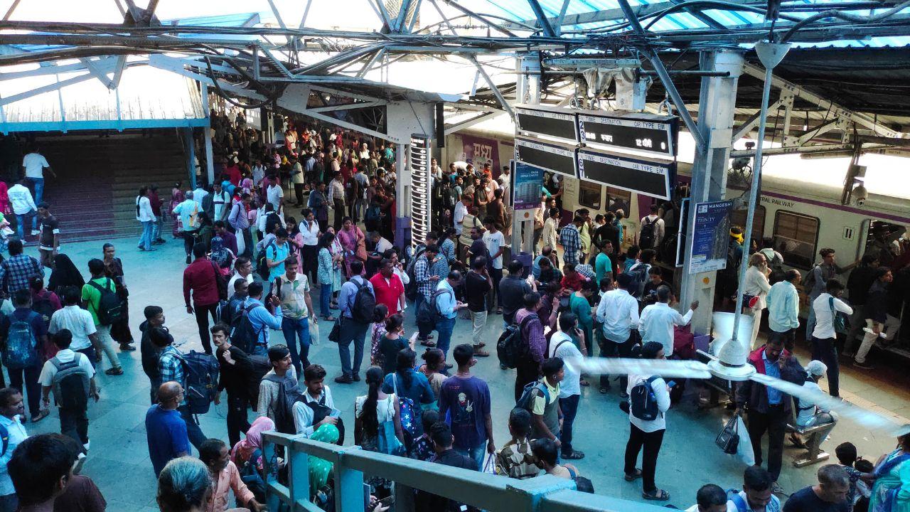 The situation was especially tough for the elderly, women, and children, who struggled to navigate through the crowded platforms and flooded streets