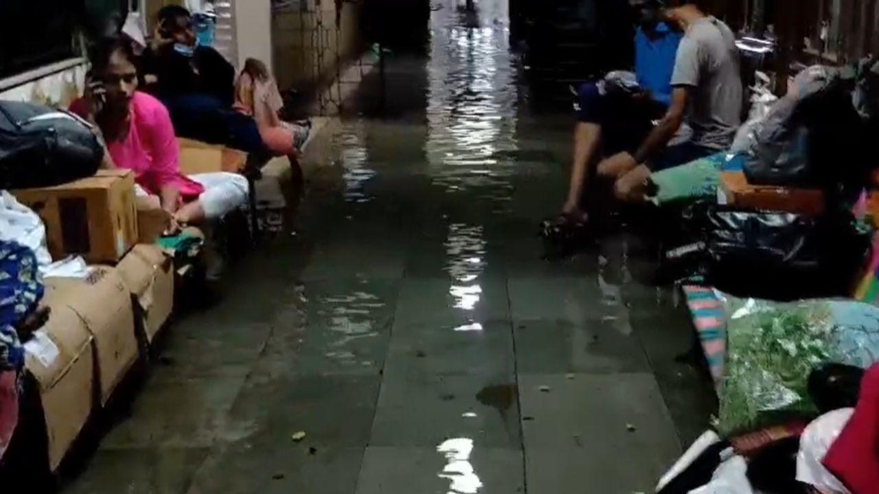 The hospital’s lower levels, including waiting areas and corridors, were flooded, creating a chaotic and hazardous situation for patients and healthcare workers