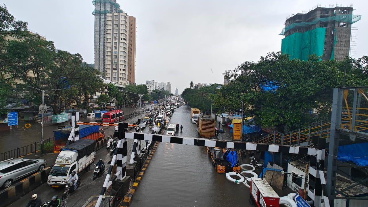 This heavy downpour turned streets into streams, leaving vehicles, including buses, trucks, and two-wheelers, stranded or struggling to wade through the flooded areas. Pic/ Kirti Surve Parade