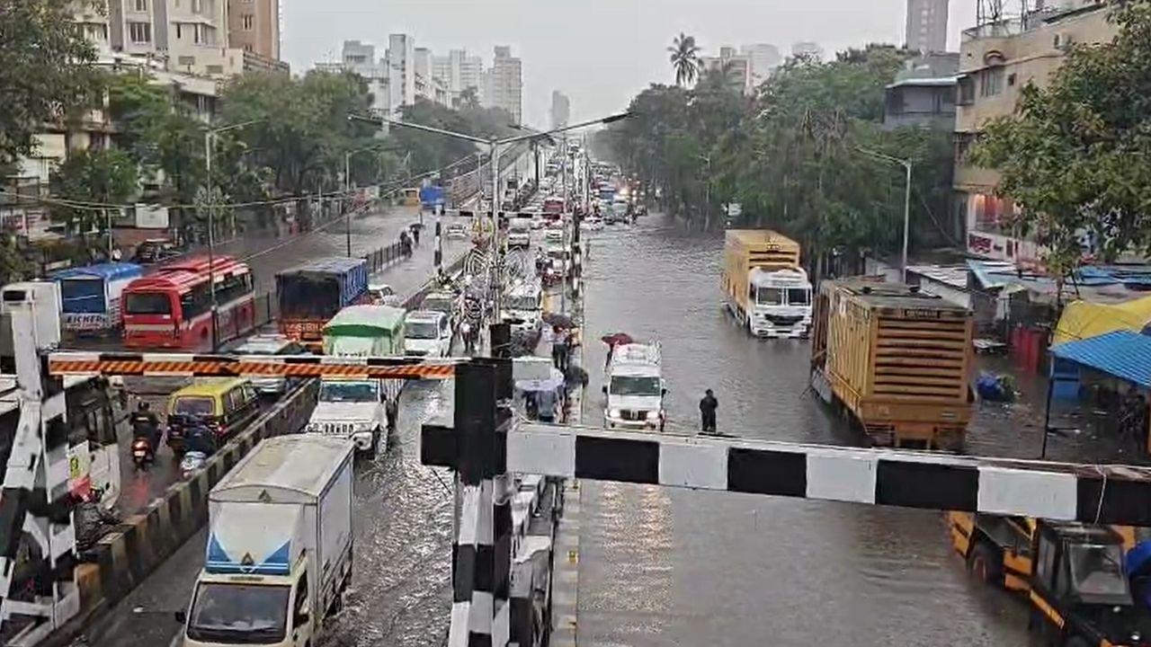 The inundation severely affected traffic flow, causing long snarls and forcing several vehicles to stall due to water entering engines