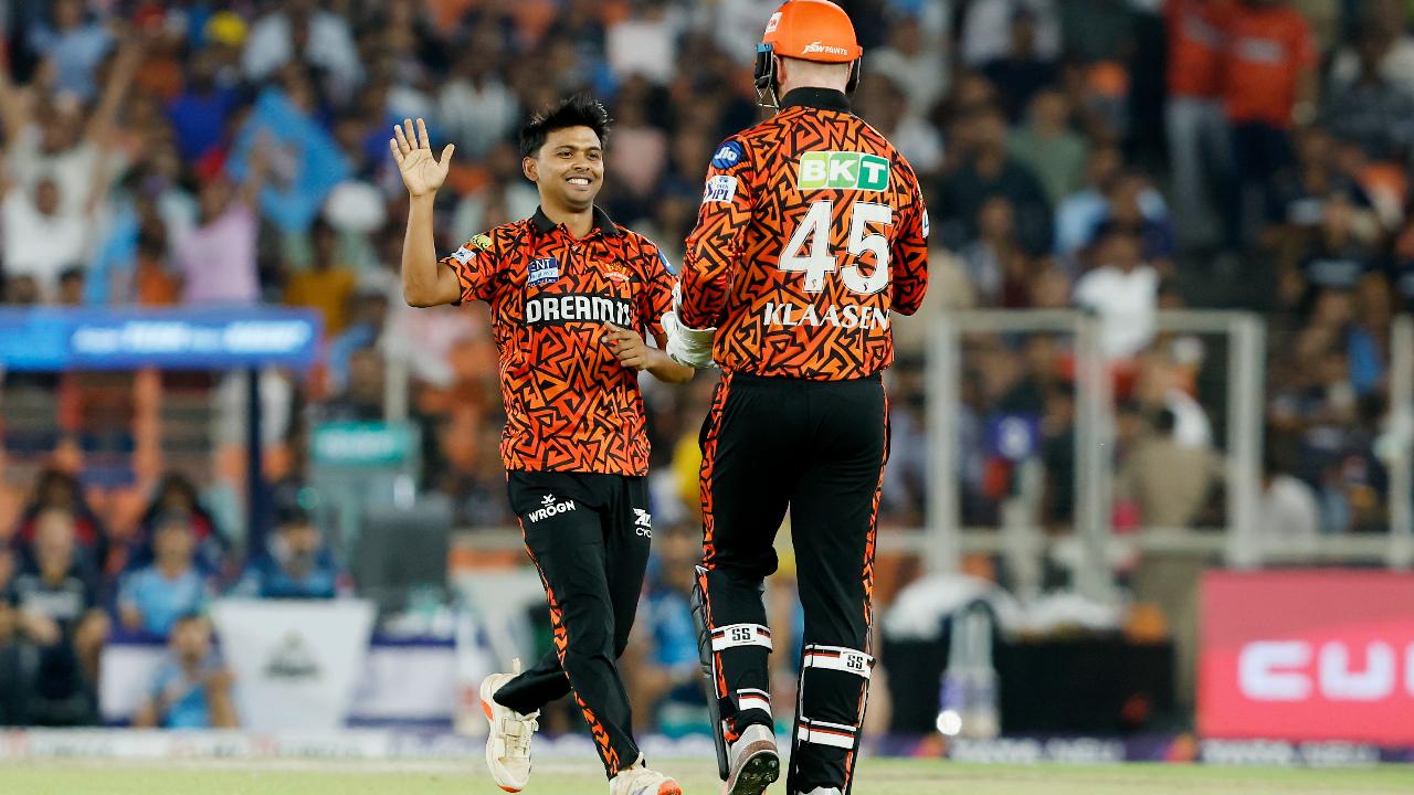 After winning the toss, SRH captain Pat Cummins opted to field first, hoping to make early inroads