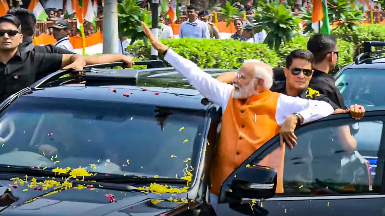 The PM was seen interacting with the enthusiastic crowds by waving at them, and they also waved back with the Indian flags in hand and chanted patriotic slogans