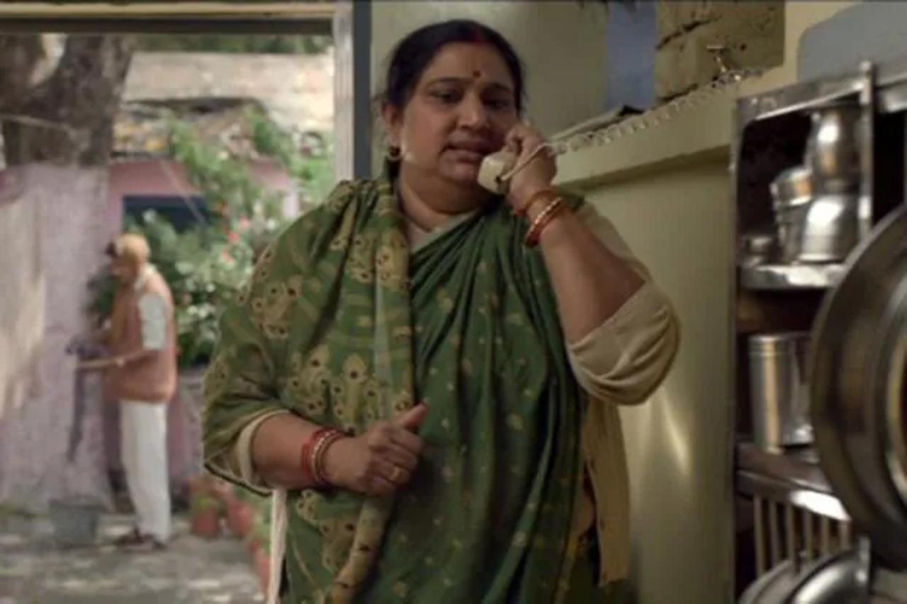 Seema Pahwa – Bareilly Ki Barfi (2017)
In this small-town rom-com starring Kriti Sanon, Ayushmann Khurrana, and Rajkummar Rao, Seema Pahwa shone as the fun, dominating mom. Her obsession with gossip, samosas, and her daughter’s marriage plans made her a true desi mom