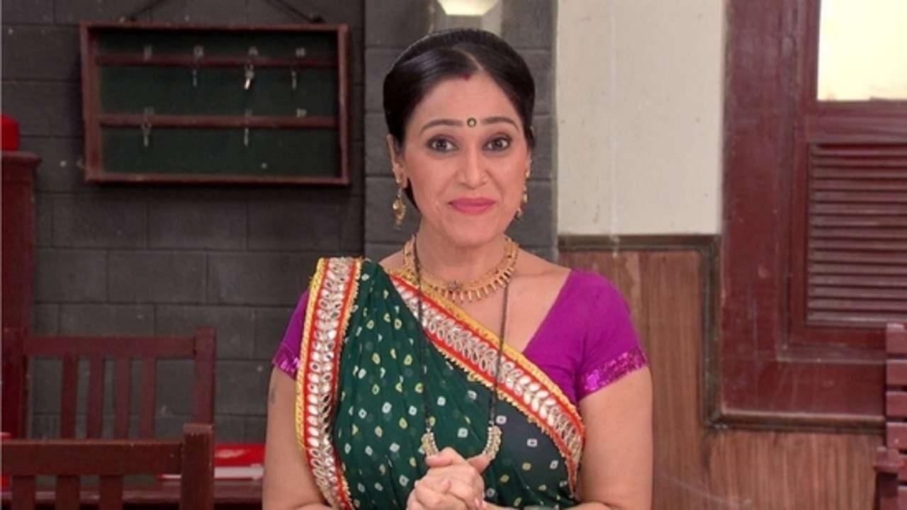 Disha Vakani – Taarak Mehta Ka Ooltah Chashmah (2008–present)
Playing Dayaben, the garba-queen, melodramatic mother in this long-running TV show, Disha Vakani became a household name. Her chemistry with Jethalal (Dilip Joshi) and her exaggerated Gujarati quirks continue to leave audiences in splits