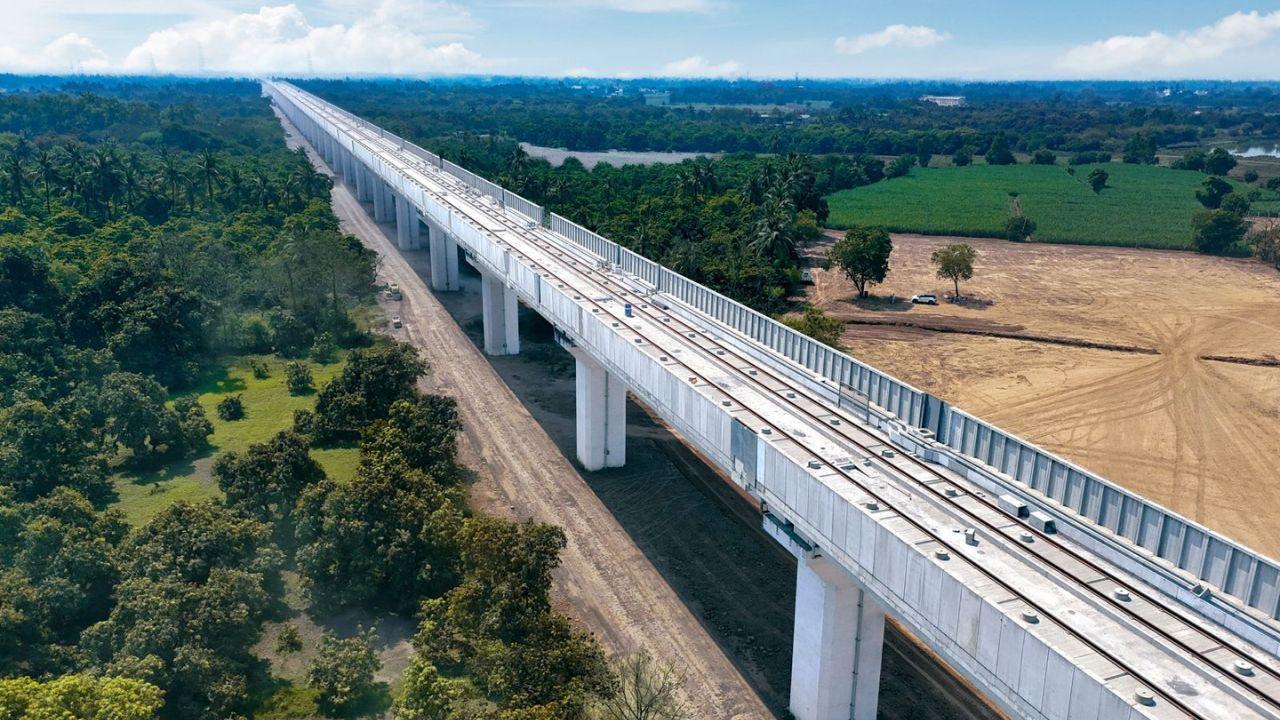 Each full-span box girder weighs 970 metric tons. Segmental girders are used selectively in locations where full-span installation is not feasible