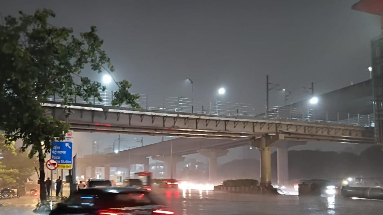 In a now cast warning, issued by the IMD earlier in day, the weather department stated that thunderstorm accompanied with lightning and light spells of rain with gusty winds reaching 40-50 kmph very likely to occur at isolated places in Mumbai and adjoining areas