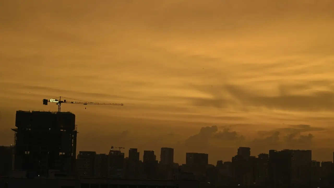 The beautiful sunset offered a moment of calm in the middle of the usual urban rush