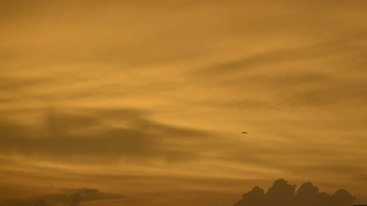The combination of clear skies, light cloud cover, and ideal weather conditions created the perfect canvas for the sunset