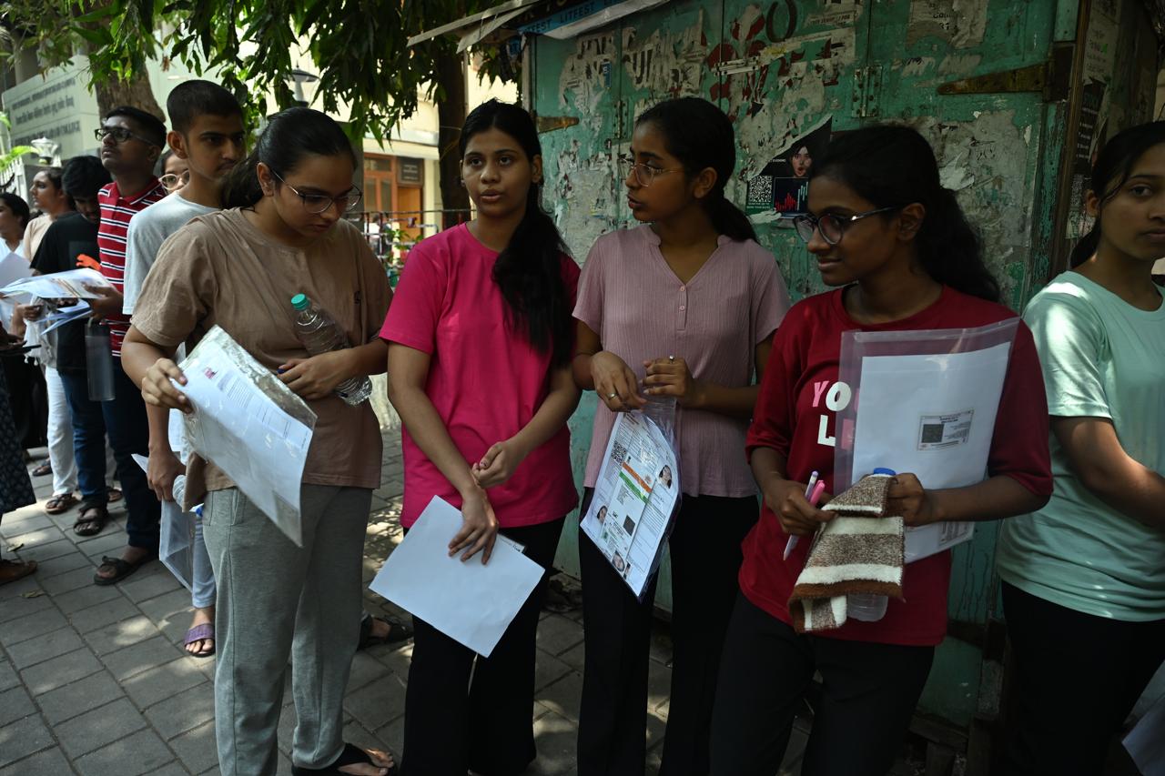 Acceptable ID proofs include Aadhar card, PAN card, voter ID, or a college-issued ID. Two passport-sized photographs and one postcard-sized photo must also be submitted.