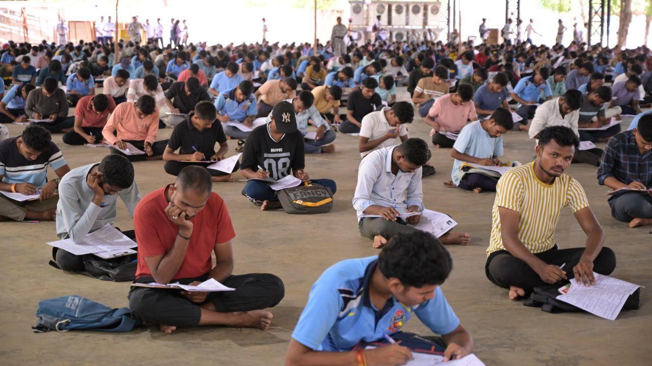 The police, under the 'Police Dadalora Khidk' initiative, in collaboration with Mumbai's Yashorath Competitive Exam Test Series, organised a free competitive exam practice paper on Monday.. Pic/ Gadchiroli police