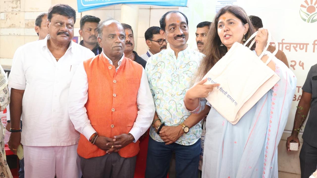 Pankaja Munde distributes cloth bags, says, 'Protecting environment is a duty'