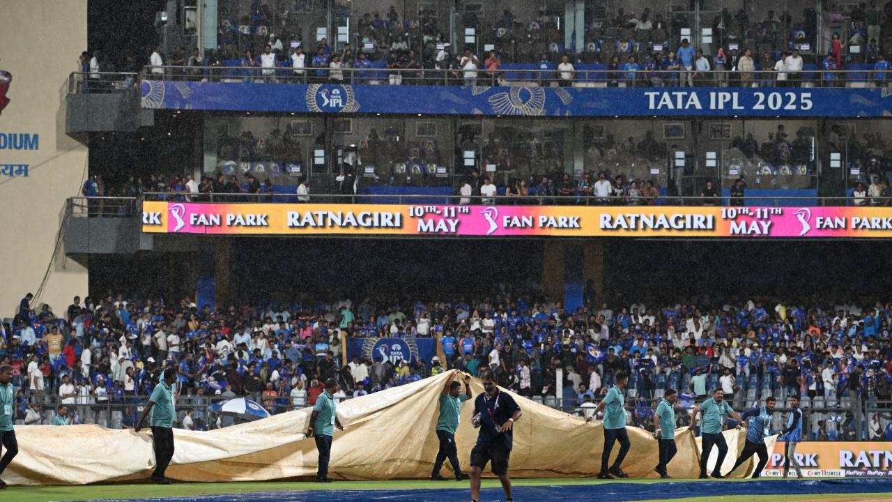 After continuous rain interruption in the match, the match reached the stage where the hosts (MI) were put in a situation where they needed to defend a total of 15 runs in one over, following the Duckworth–Lewis–Stern method (DLS method)(Pic: Satej Shinde)