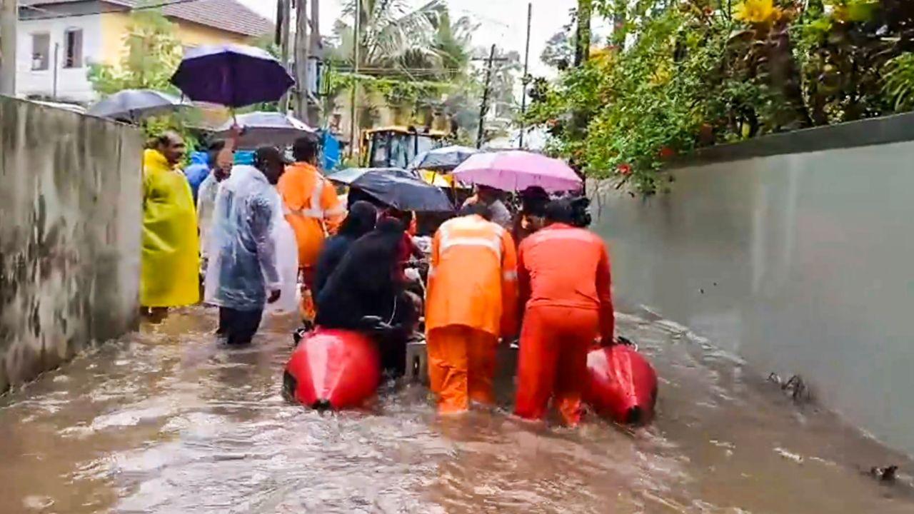 In Kasaragod, the overflowing Madhuvahini River washed away roads and flooded houses in many areas