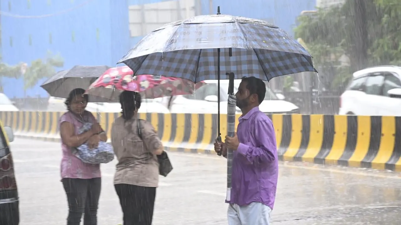 A high tide of 4.88 meters is expected at 1:03 pm on Wednesday, followed by another high tide early on Thursday at 12:44 am measuring 4.14 meters
