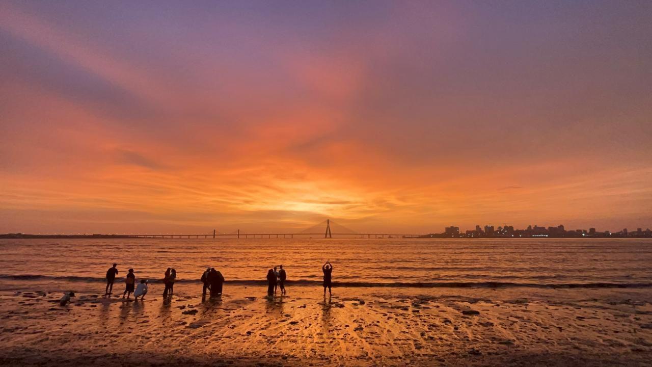 mid-day’s talented photojournalists have captured Mumbai's moments in the rain with stunning clarity, offering a visual symphony of the season. Pic/ Ashish Raje