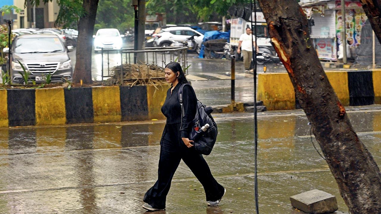 Mumbai saw sudden rainfall on Saturday morning. Pics/Satej Shinde