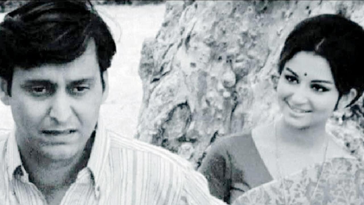 A still from Aranyer Din Ratri 