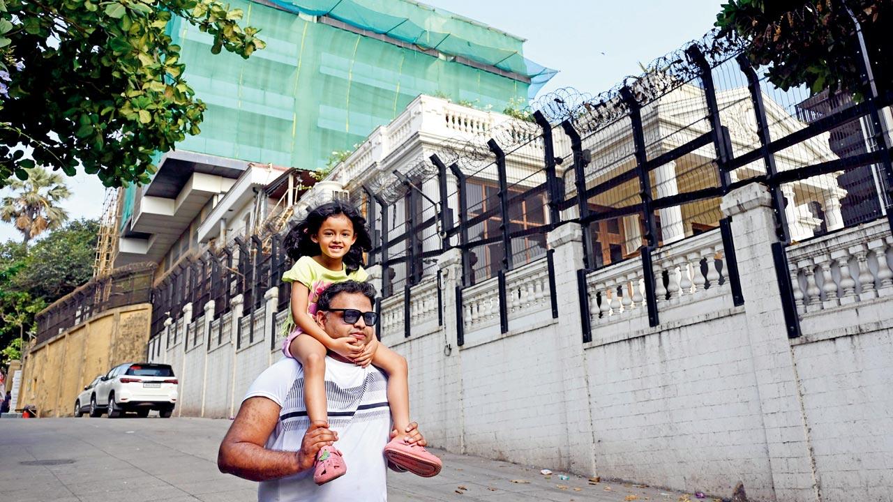 The road outside Mannat wears a deserted look save for visits from die-hard fans such as Minhaj Hassan and his daughter Manara. Pics/Ashish Raje
