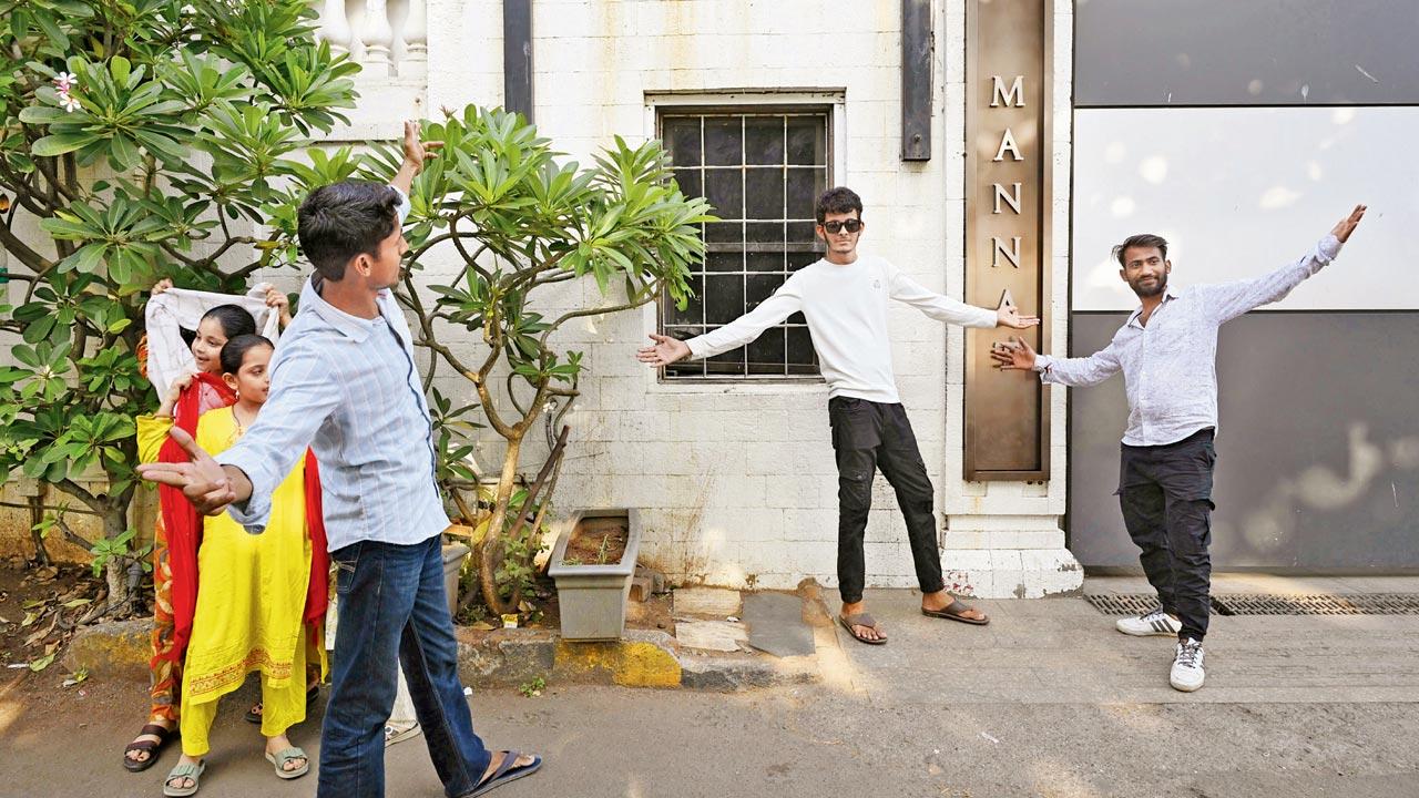 An SRK fan shows his friends how it’s done