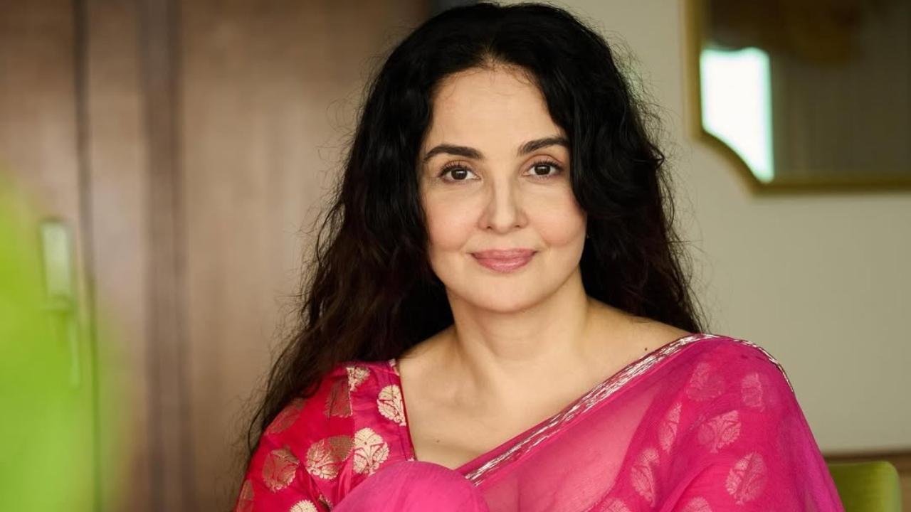 Rukhsar Rehman, who debuted with Rishi Kapoor at 17, faced early marriage and personal struggles before making a powerful comeback to acting. She is now also known as the mother of a popular and rising actress. Read full story here