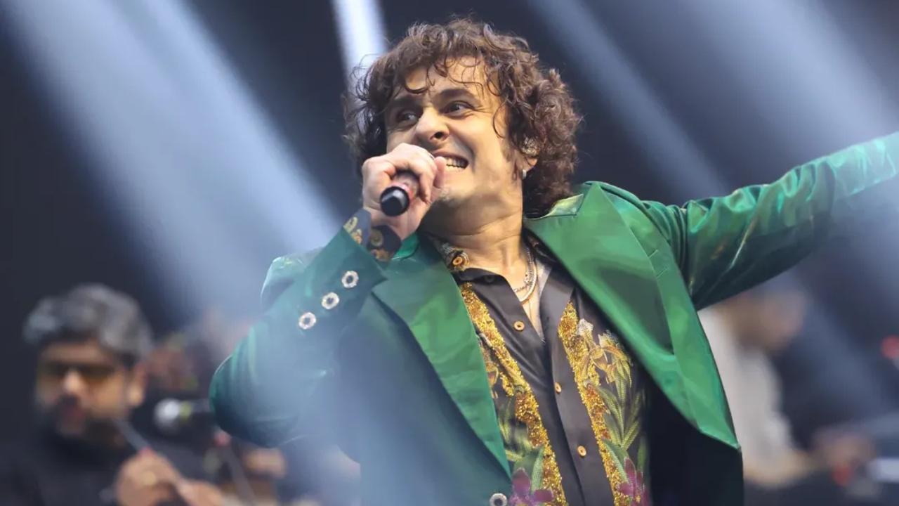 Sonu Nigam reprimands a fan for threatening him to sing Kannada at a Bengaluru show, while expressing respect for Kannada culture but criticizing the attitude. Read more