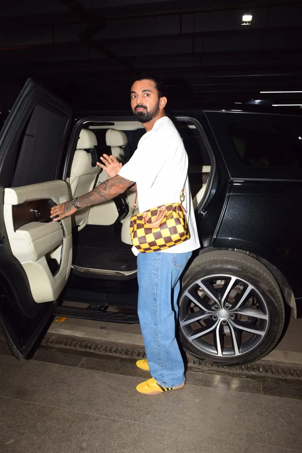 KL Rahul was snapped in the city last night. The ace cricketer and new dad was seen in a rush. Rahul looked smart in blue pants and a comfy T-shirt