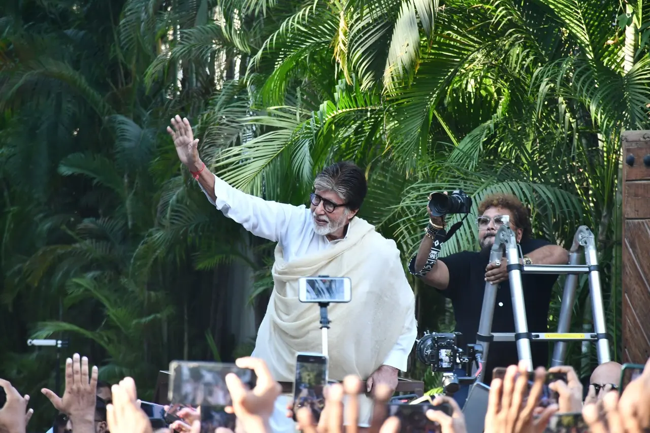 Amitabh Bachchan keeps up with his Sunday darshan at his home