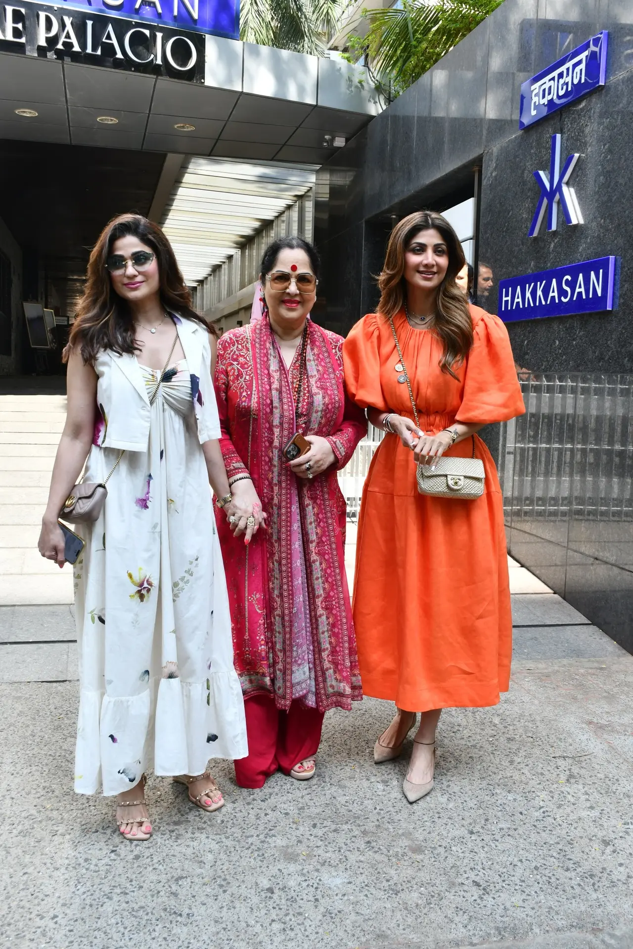 Sunanda Shetty poses with daughter Shilpa and Shamita Shetty
