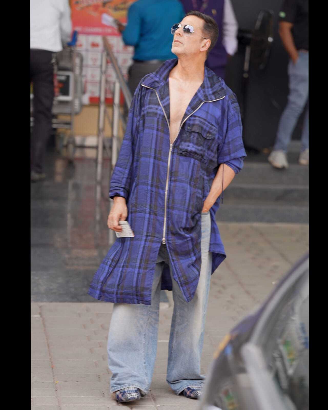 Unintentionally, paps caught Akshay striking the famous side look pose from his film Hera Pheri