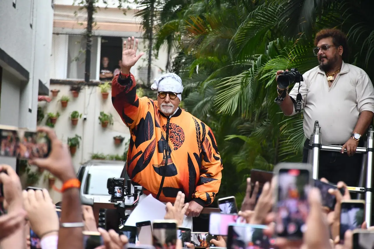 Amitabh Bachchan continued with his Sunday tradition of greeting fans gathered outside his Mumbai home named Jalsa