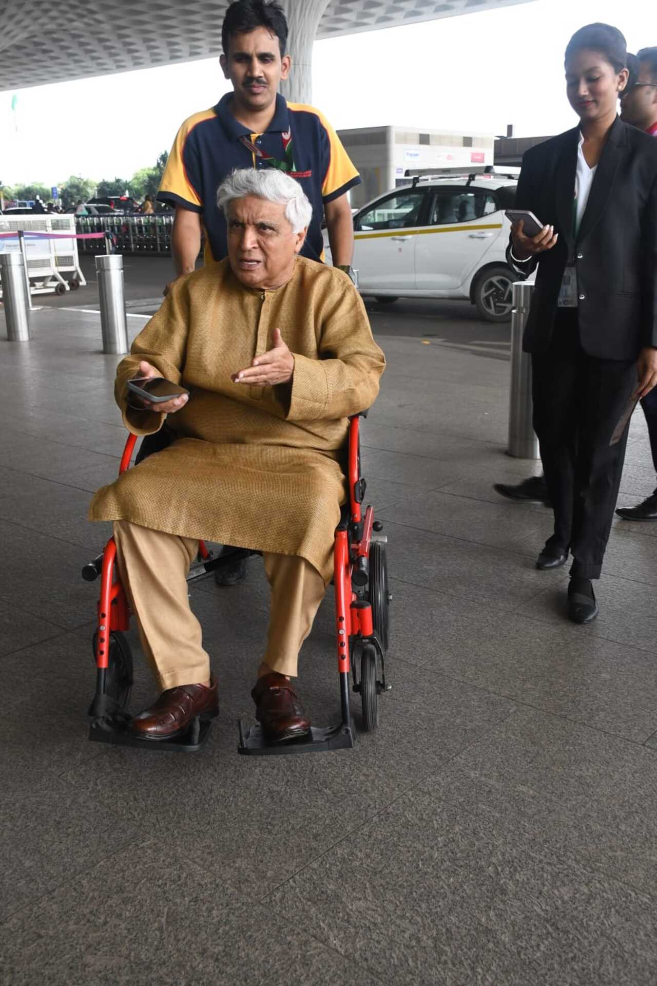 Javed Akhtar was spotted arriving at Mumbai airport in a wheelchair