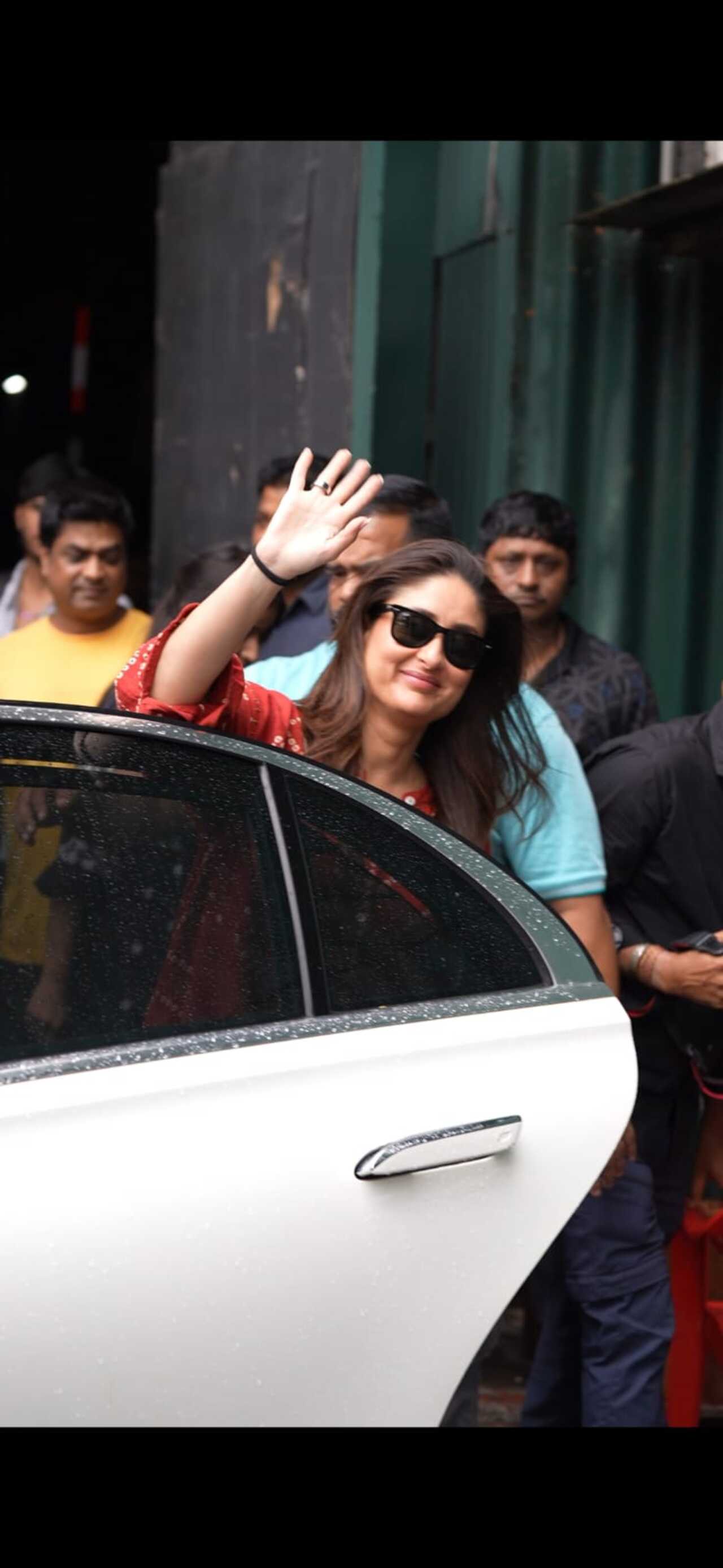 Kareena Kapoor Khan spotted looking like an absolute diva in Juhu
