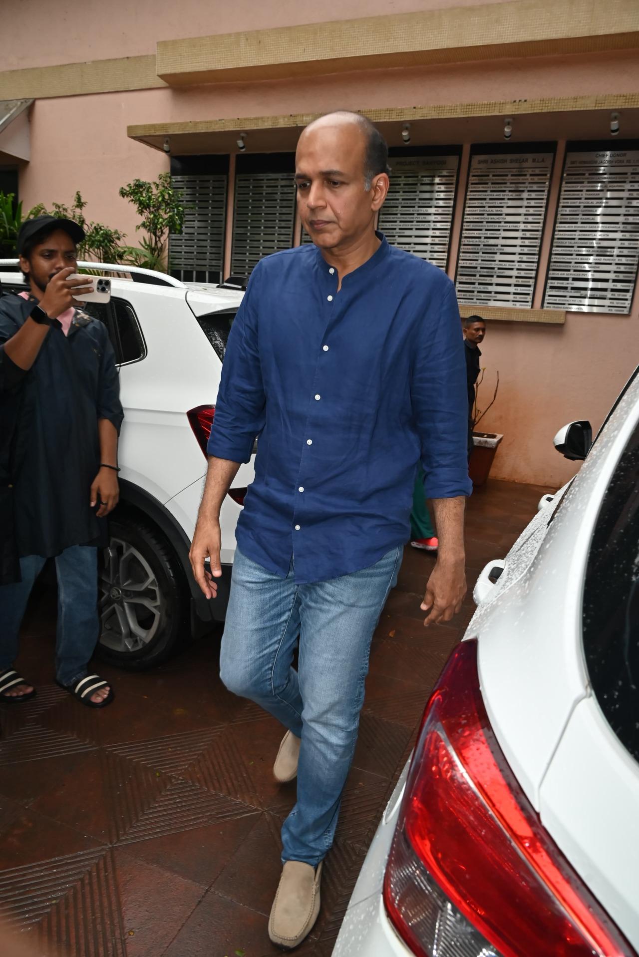 Ashutosh Gowariker spotted at the funeral of his uncle and Indian film director Rono Mukherjee