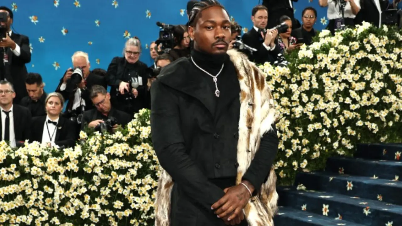 Stefon Diggs, now with New England Patriots, wore a sharply tailored Bianca Saunders suit paired with vivid red shoes