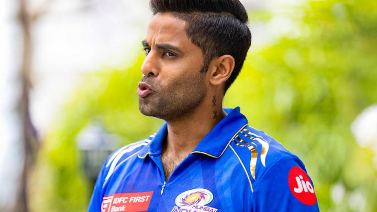With batting brilliance, Suryakumar Yadav has taken no step back in impressing fans with his fielding skills. So far, having represented Mumbai Indians in 111 matches, the veteran has registered 49 catches and is just one catch shy of completing his tally of 50 catches for the 'Paltan' (Pic: X/@mipaltan)