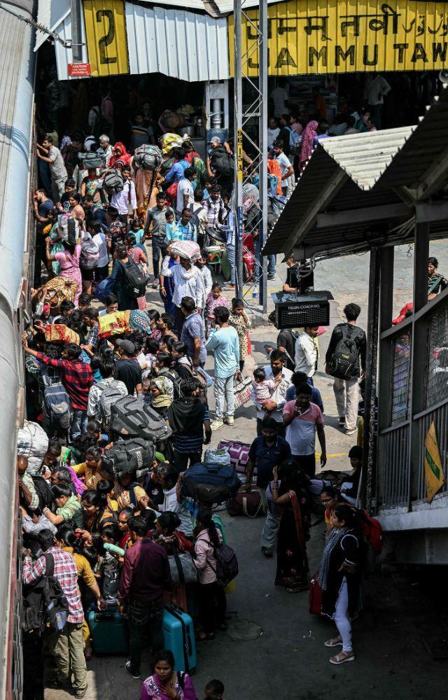 Jammu: Vast rush seen at Tawi station amid border tensions