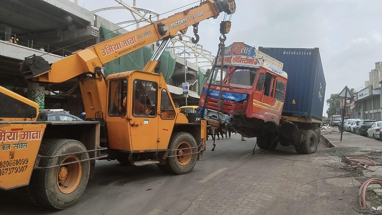 At around 5:30 am, a container truck travelling from Ghodbunder towards Thane lost control while climbing the Manpada bridge and crashed into the divider