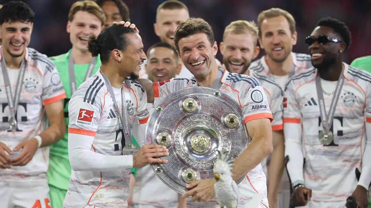 Bayern crowned title with 2-0 win on Muller's farewell night