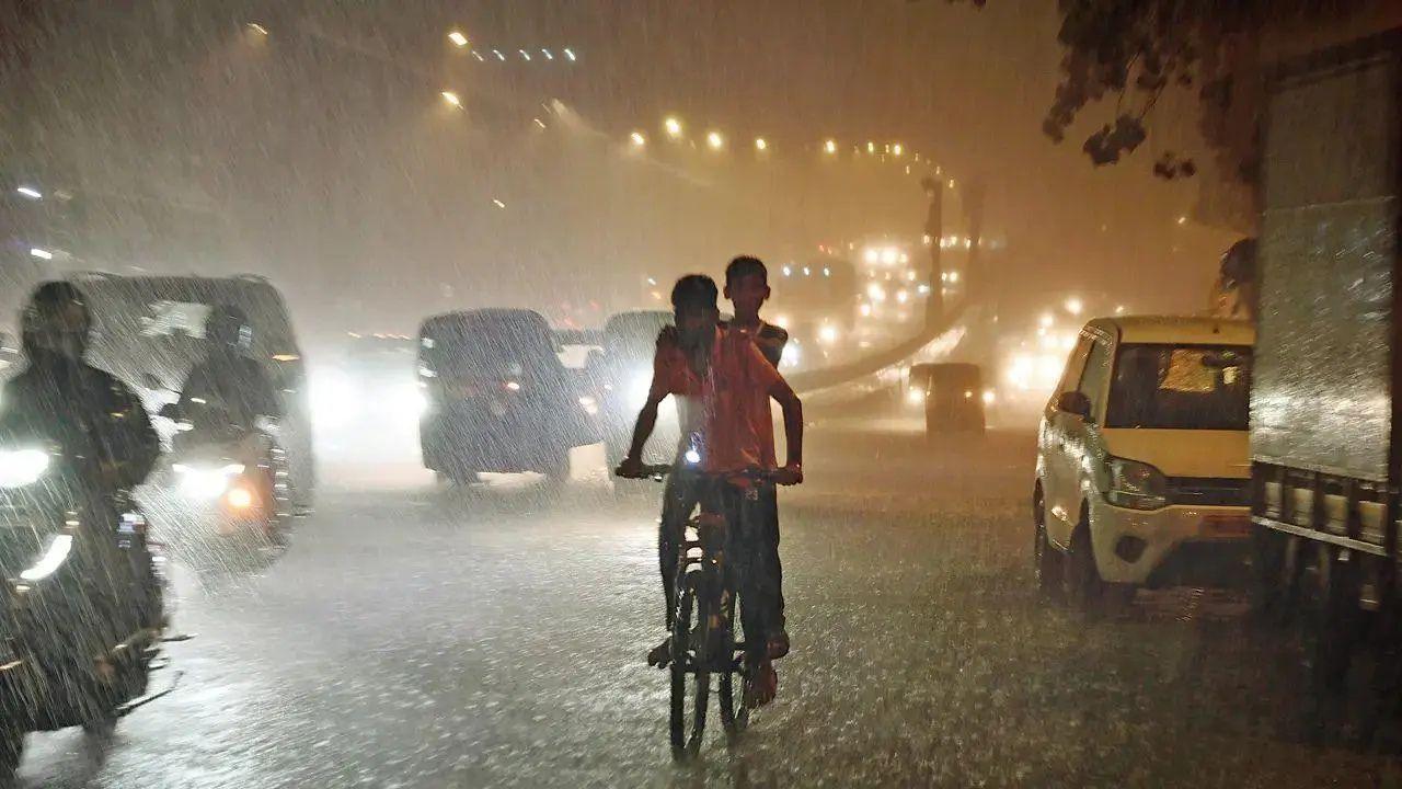 The rains bring life to Mumbai’s bustling streets, creating scenes of splashing vehicles, umbrellas creating a riot of colours, and children enjoying the wet roads. Pic/ Satej Shinde