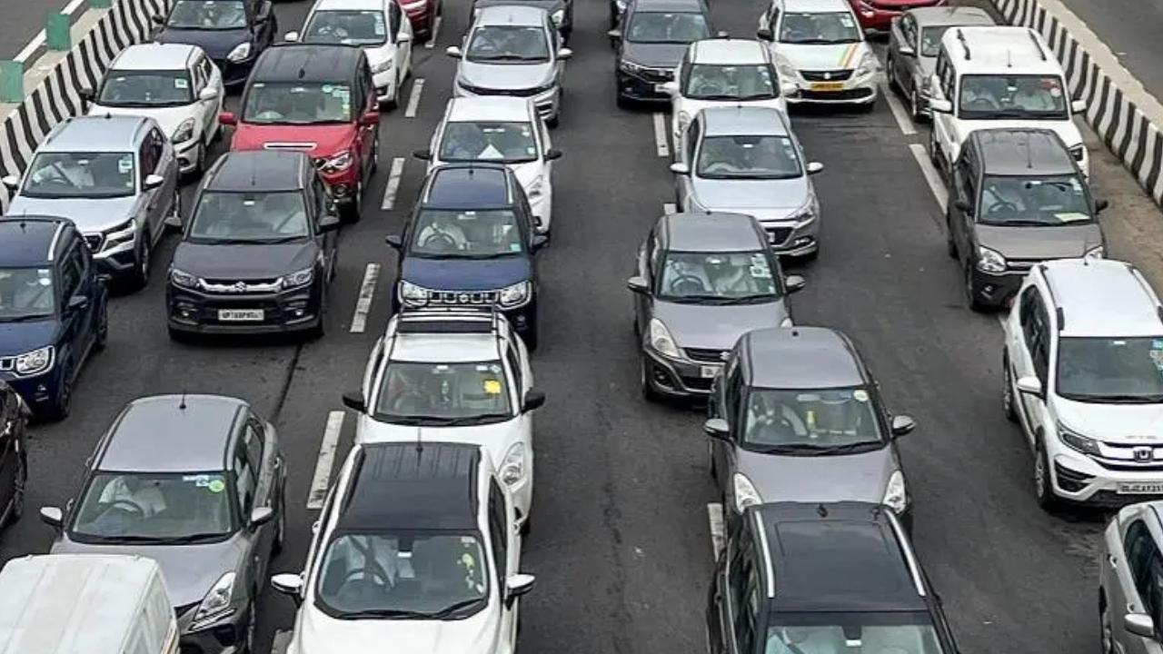 Massive traffic jam on Pune-Mumbai Expressway leaves vehicles stranded