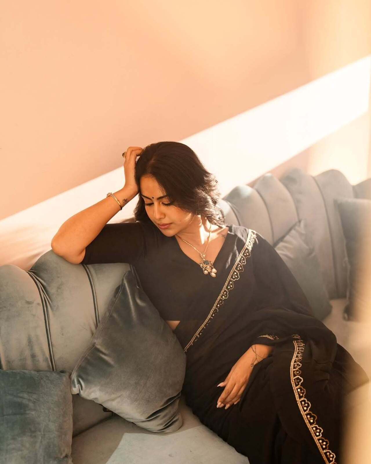 One can never go wrong with black, and Avika just proved that statement right. The actress in this look slayed in a black six-yard saree draped beautifully around her