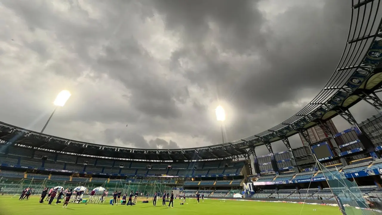 Dark clouds hover over Wankhede, rain threat casts shadow on MI vs DC