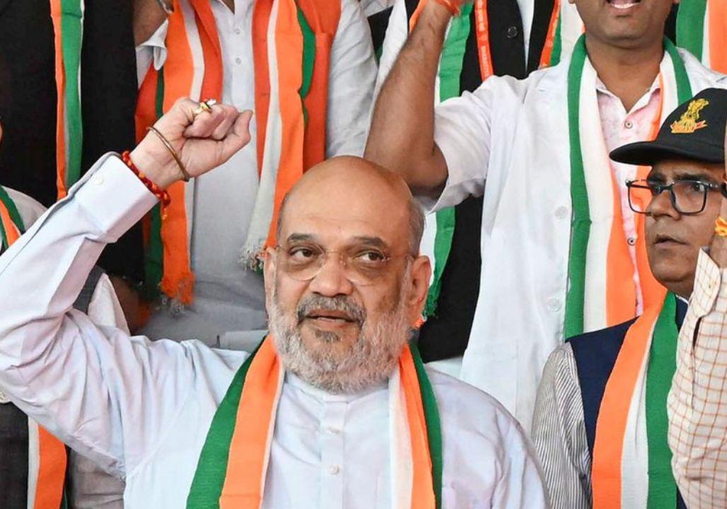 Amit Shah along with BJP leaders and party workers raise slongans during the 150th anniversary celebration of 'Vande Mataram' in Patna
