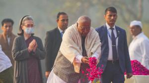 IN PHOTOS: Congress leaders pay tribute to former PM Indira Gandhi
