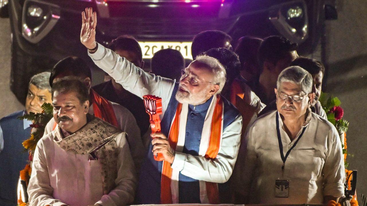 Prime Minister Modi, accompanied by Union Minister and JD(U) leader Rajiv Ranjan Singh 'Lalan', state BJP president Dilip Jaiswal and Patna Sahib MP Ravi Shankar Prasad, began the roadshow from Dinkar Golambar, the memorial to national poet Ramdhari Sinh Dinkar