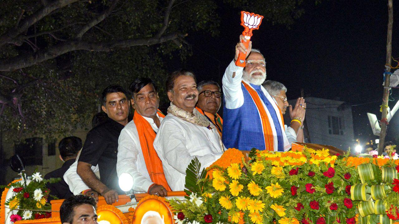 The PM waved his hands at the crowd gathered on both sides of the road and atop buildings as his vehicle passed through city roads, adorned with flowers and saffron flags